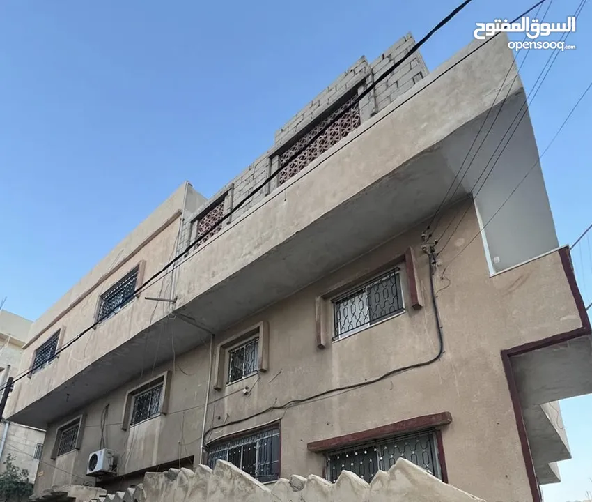 بيت كبير 3 طوابق وتسوية على شارعين موقع مميز