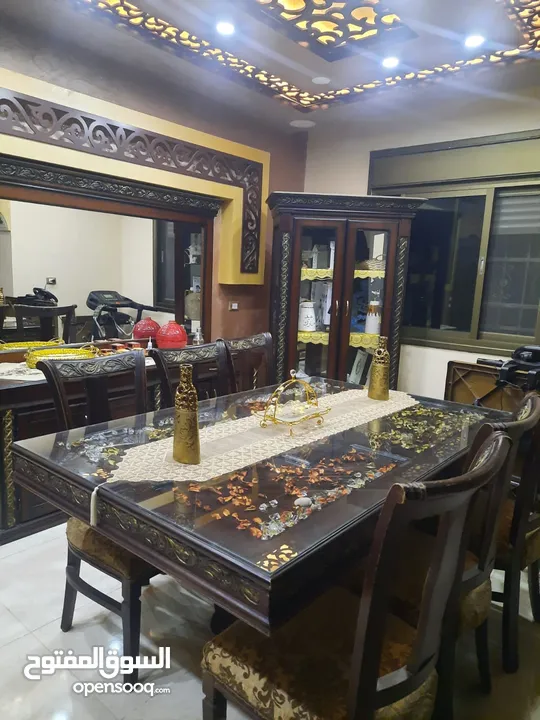 طاولة سفرة مع 8 كراسي ديكورات وخزانه ومرايه معها خزانه