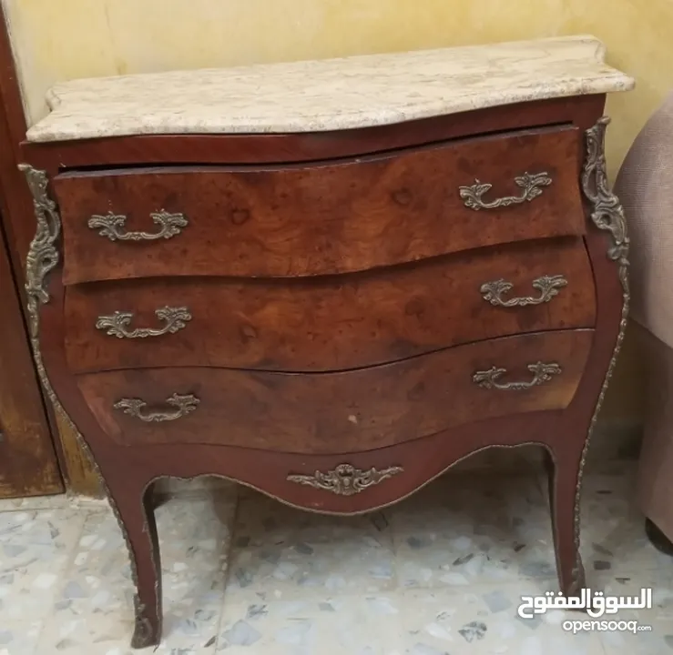 بيرو مصري خشب قديم سطح رخام ملبس بنحاس عالجوانب بحال جيد جدا والشكل روعة