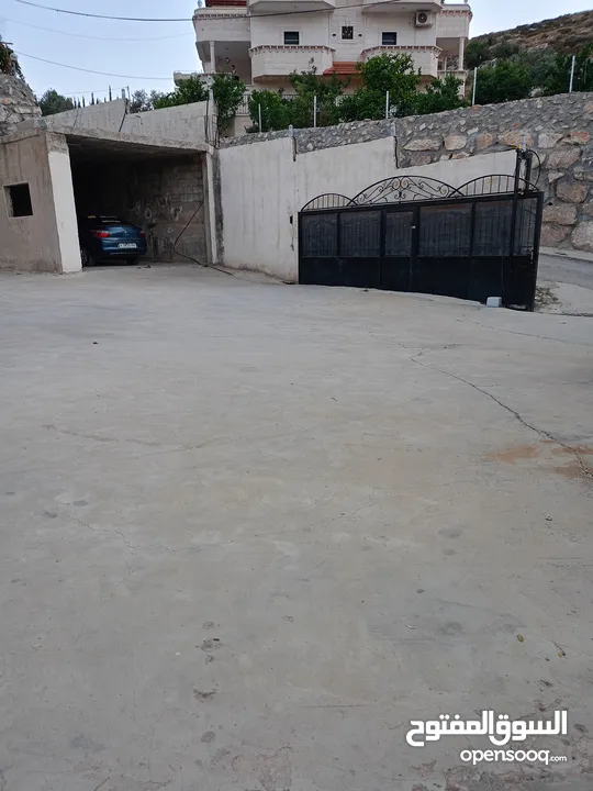 بيت للبيع طابقين في بيت اولا    يوجد بئر ماء  مخزن  مكتب خارجي معزول عن البيت  حمام خارجي  ثلاجه .غس