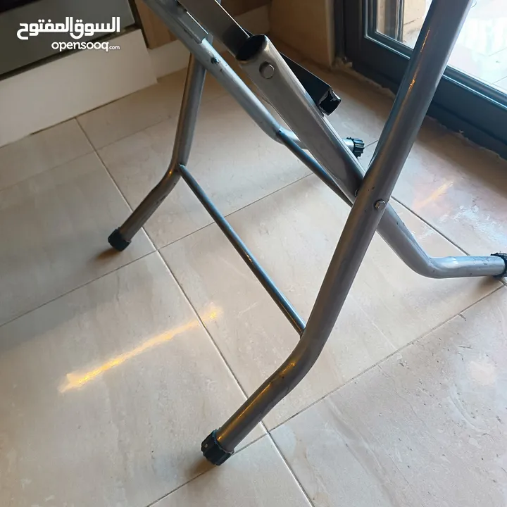 طاولة بلاستيك لون بني مع قاعدة جديدة