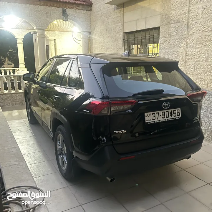 Toyota Rav4 model 2023  وارد الوكالة و ما زالت تحت الكفالة قطعت فقط 29 الف كيلو فحص كامل بلا حوادث