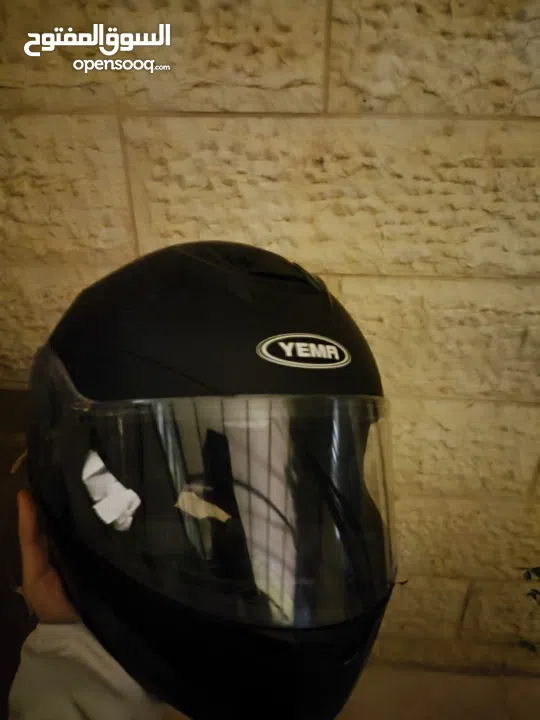 للبيع خوذتين بسعر ممتاز مستعمله فقط تلت مرات