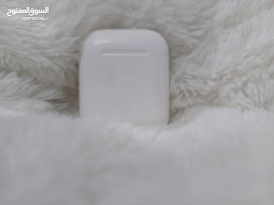علبه الشحن الخاصه بسماعه AirPods الاصليه مستعمله بحاله جيدة تعمل 100% بدون السماعات
