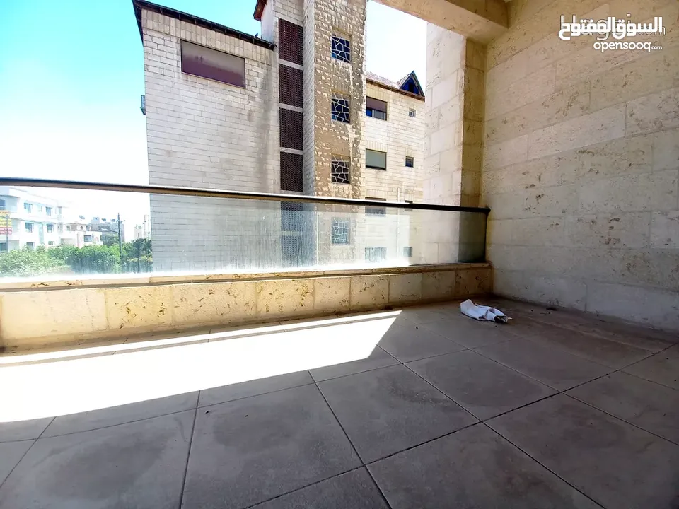 شقة غير مفروشة للايجار في الصويفية  ( Property 33706 ) سنوي فقط