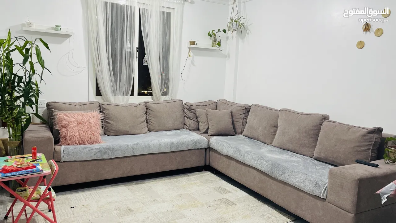 Urgent sale !! 30 KD ! 8 seater sofa in Dusty pink color. Enhance your living room beauty.