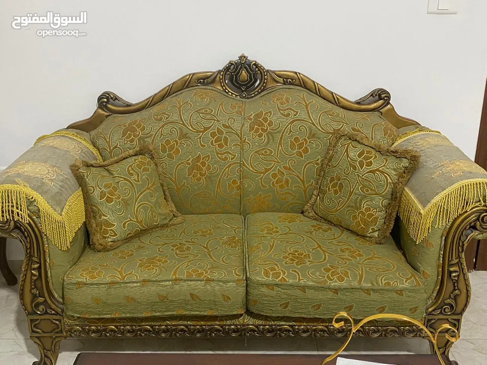 طقم كنب دمياطي بحالة ممتازة  للبيع بسعر مغري