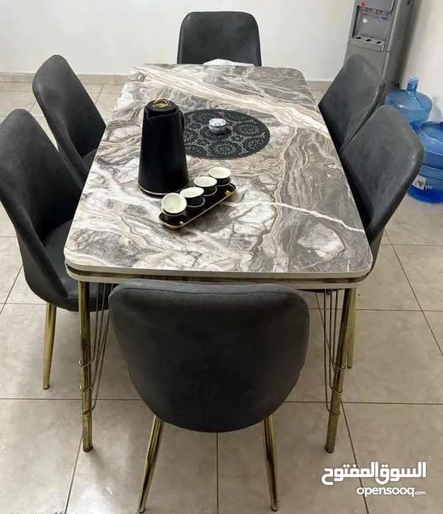 طاولة طعام فاخرة بتصميم عصري وأنيق