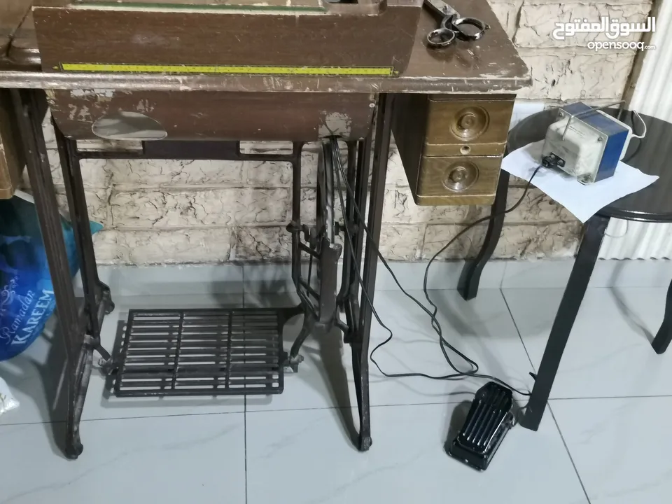 ماكنه خياطه تحفه اثريه قديمه عمرها اكثر من 60 سنة