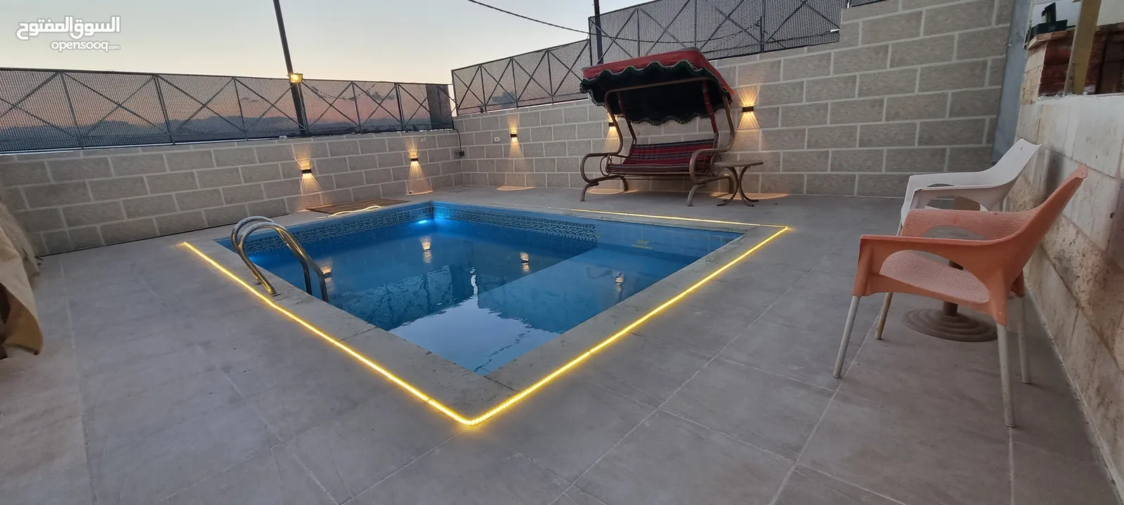 منزل مع مسبح وكراج للبيع