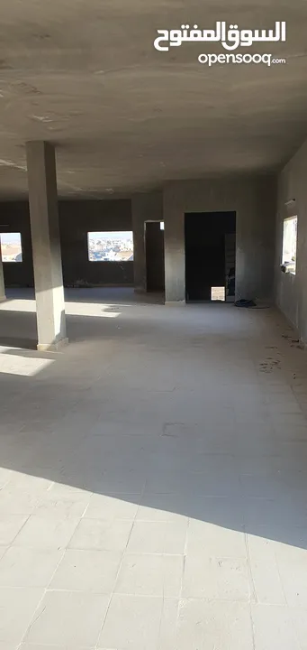 طابق اول صناعات خفيفة مساحة 400م الزرقاء الجديدة