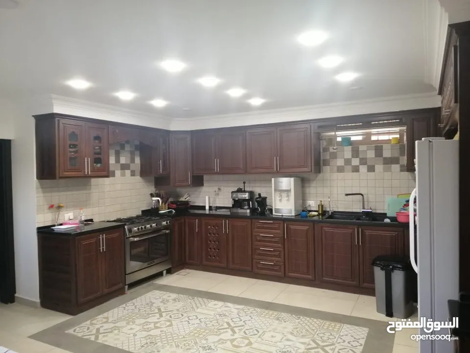 فيلا سكنيه بالسلط للبيع زي وادي الحمامرة واصل جميع الخدمات ومنطقة هادئة قريبة من الاسواق