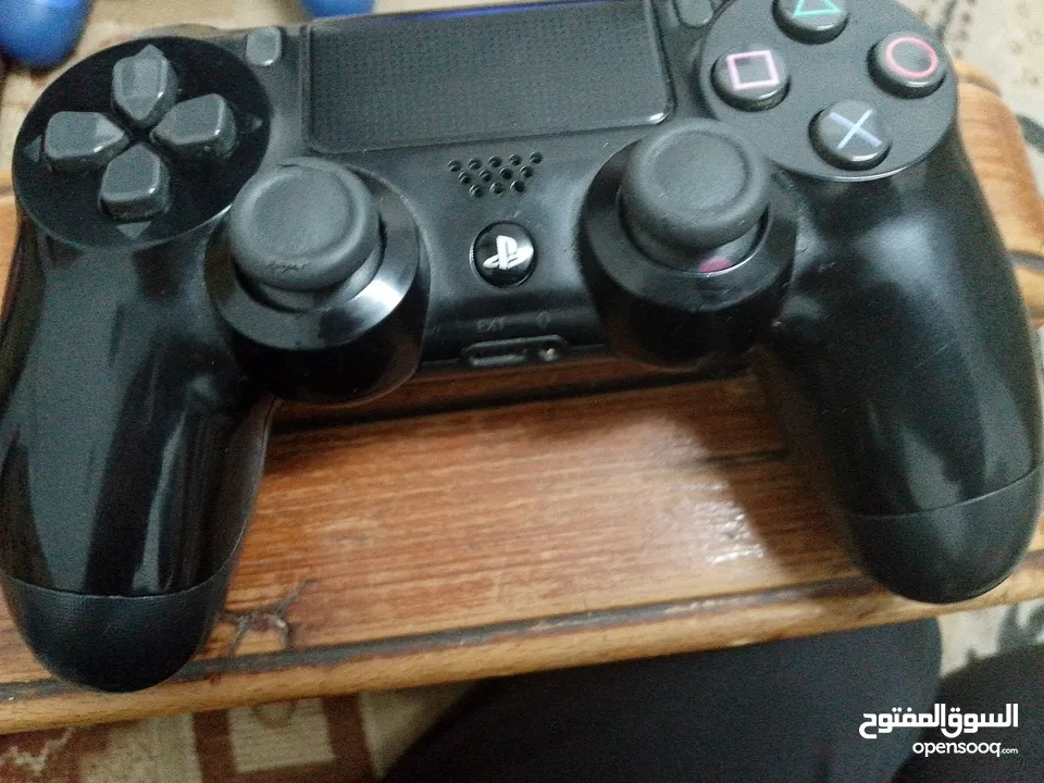 ...................... PS4 سليم 500GB + يد أصلية + يد.كوبي.- شبه جديد
