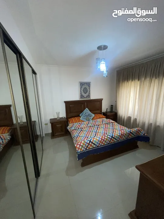 شقة مفروشة اربع غرف نوم في - ضاحية الامير راشد - مع بلكونة و موقع مميز (6842)