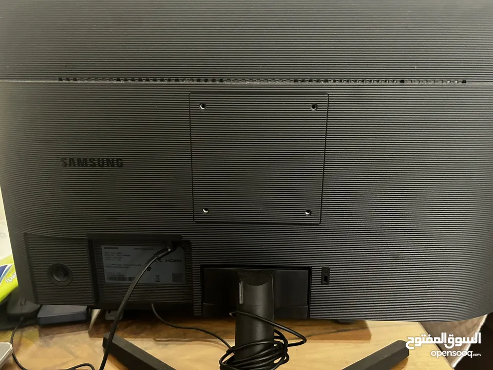 شاشة سامسونج فل Hd  جديدة استعمال خفيف مقاس 24 بوصة