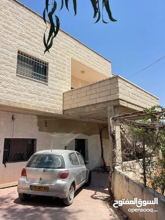 منزل مستقل مع مخازن تجارية للبيع والتنازل فوري