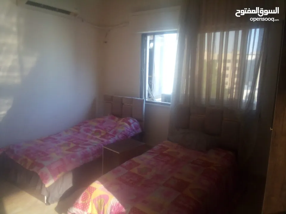 شقة مفروشة للايجار في شارع الجامعةفرش جديد لتعامل مع المالك مباشرة وباريحية وحي مخدوم