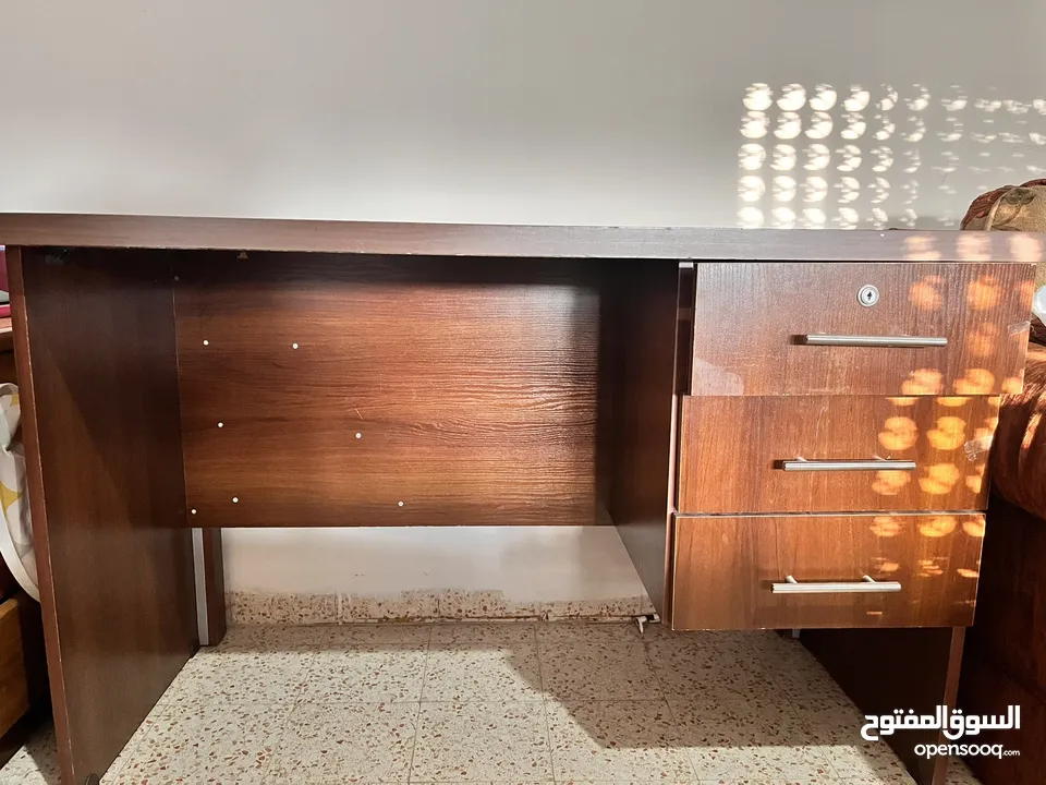 مكتب خشبي بحالة جيدة