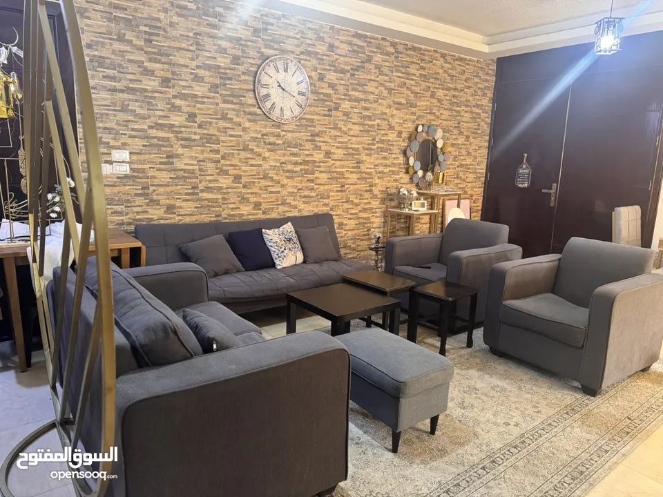 غرفة المعيشة وسفرة ومتفرقات للبيع