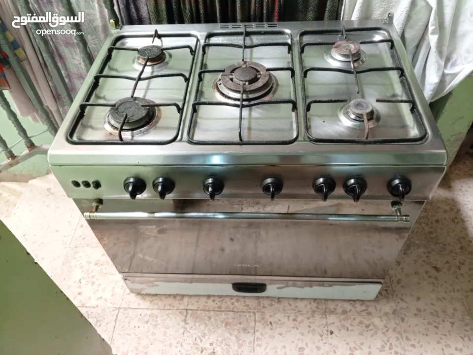 غاز وفرن إيطالي خمس رؤوس وميكروويف ومكنسة كهربائية للبيع