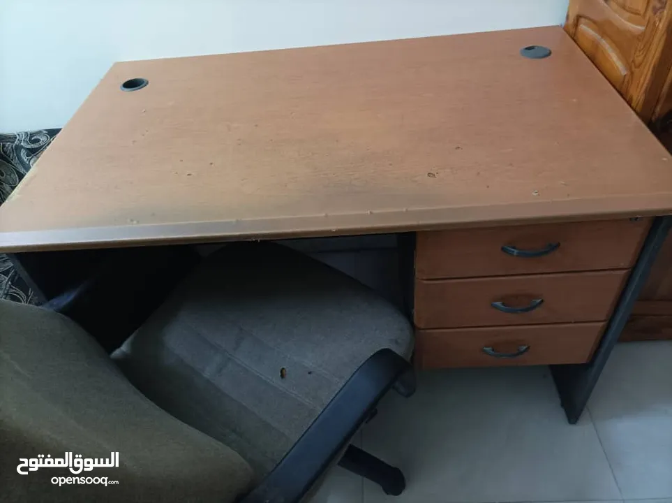 طاولة مكتب مع كرسي خشب متين قوي
