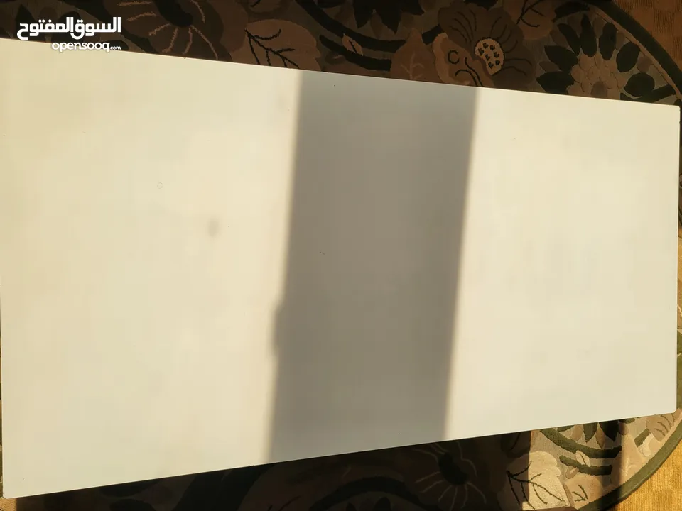 طاولة لون ابيض نخب ولا شخط  شبه وكاله+ طاولة بني خشب سويد يا بلاش