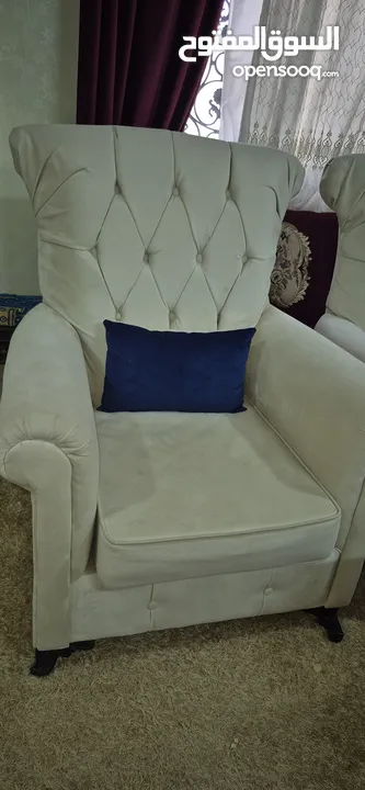 طقم كنب مستعمل بحالة الوكالة لون مميز بسعر الحرق