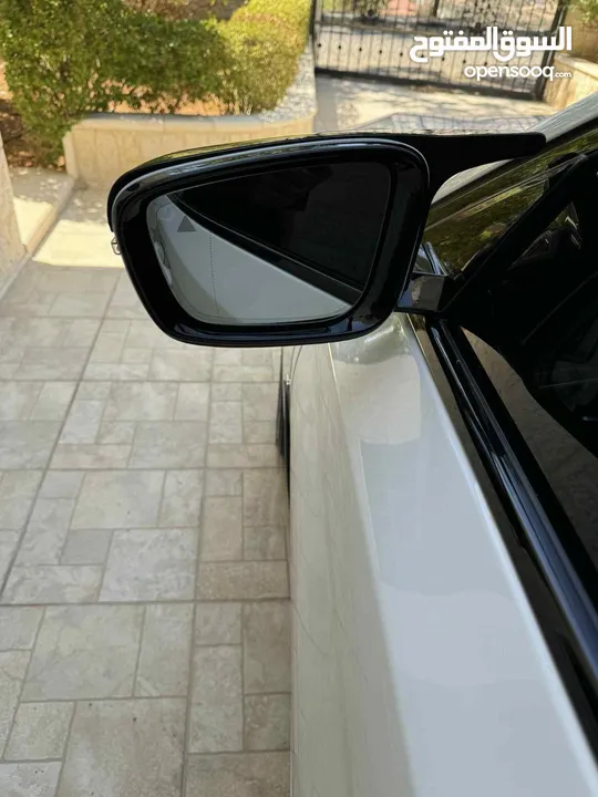 الحبه المميزه بلون الأبيض اللؤلؤي المميز للبيع على(الكاش فقط) Bmw 530e 2022 M