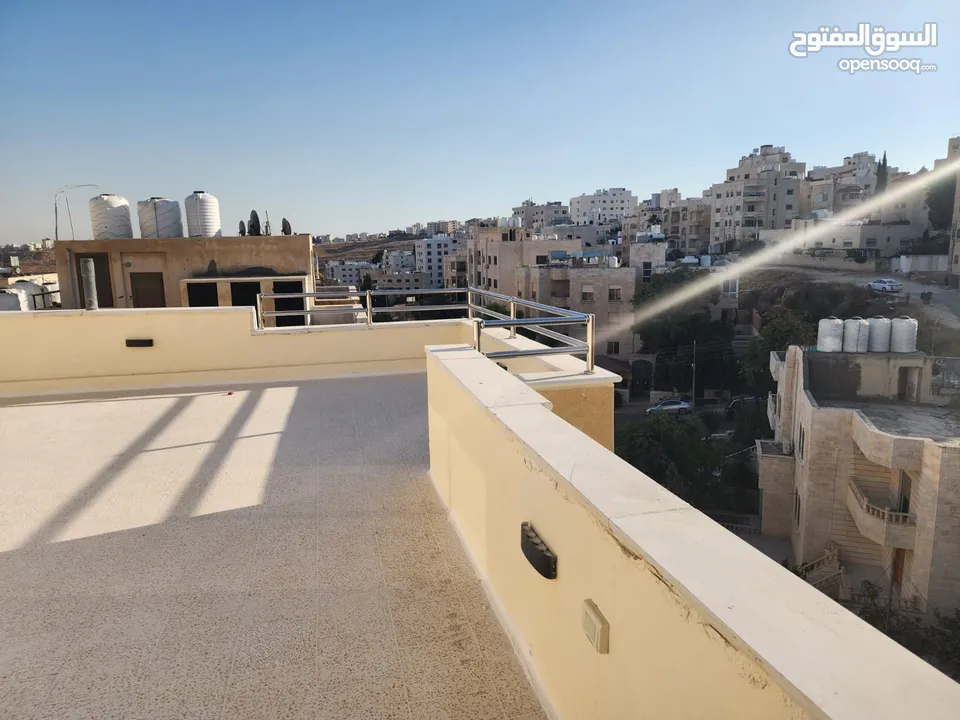 شقة أخير مع روف مساحة 195 م + 90 م ترسات- ضاحية الرشيد