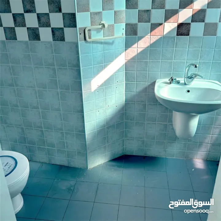 مكتب للايجار الارسال مقابل قصر الحمرا. سهل الوصول مشيا و بالسيارة بعيد عن الازمة