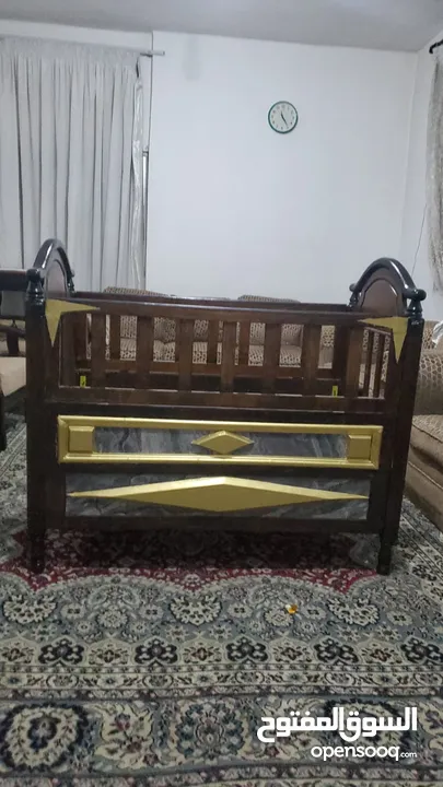 تخت بيبي جديد مصنوع تفصيل من خشب زان