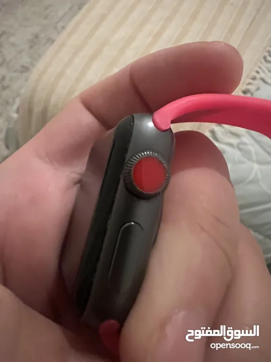 ساعة ابل الجيل الثالث بحاله ممتازه كانها جديده