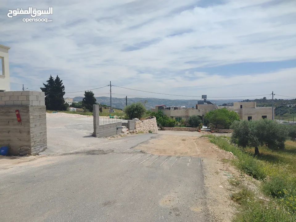 دنم مميز بطنا ع شارعين قرب شارع الستين الجديد
