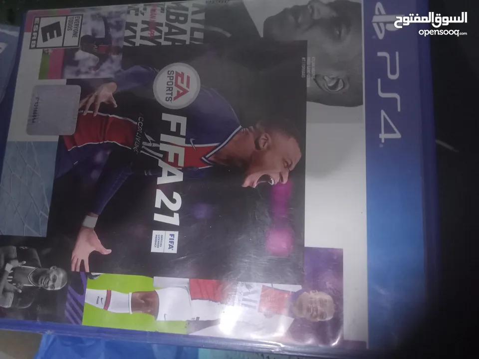 بلستيشن 4 سليم مستخدمه نظيفه جدا