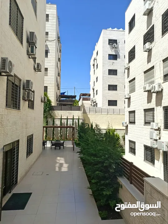 شقة فاخرة بإطلالة  مميزة بارقى مناطق عمان الغربية الجبيهة ارضي واخير مع رووف وطوابق