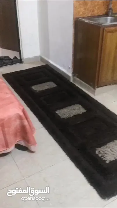 خلف مستشفى الحسين قرب سكن اميمه غرفه و صاله مفروش