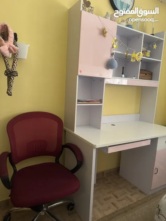 مكتب مع كرسي بحالة ممتازة للبيع