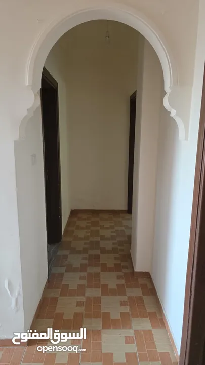 شقة ثلاثة غرف نوم و حمامين و مطبخ طابق ثالث بدون مصعد في الياسمين عند حديقة الياسمين