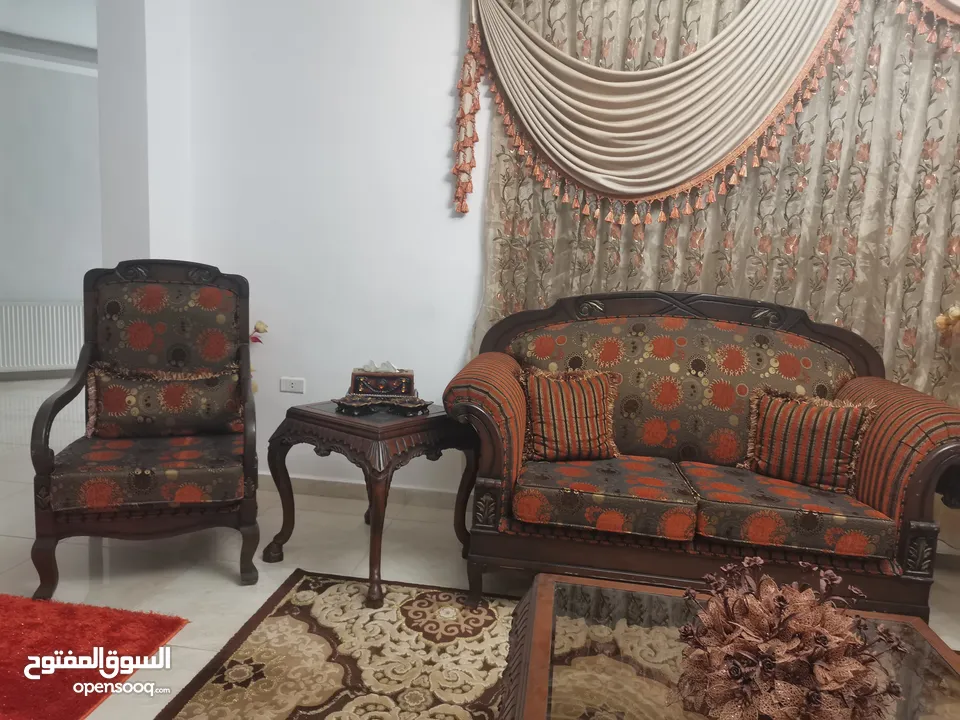 طقم كنب زان بحالة الوكالة بسعر مغري