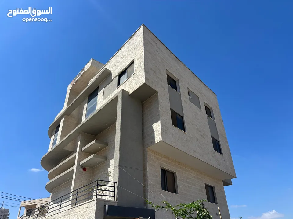 عمارة للبيع او للايجار مكاتب عدد طابق 1 ومخازن عدد 4 طوابق بموقع مميز و بتصميم عصري