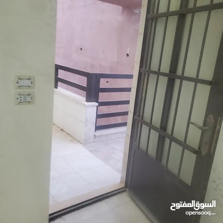 3 شقق باقي من المشروع السلط منطقة اسكان المهندسين شقق سوبر ديلوكس شبه ارضي موقع ممتاز أبراج البلقأ
