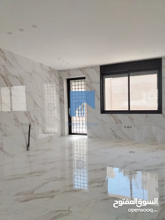 شقة أرضية فاخرة للبيع في خلدا  - خلف المستشفى السعودي 330م مع حديقة وترسات 100م لم تسكن