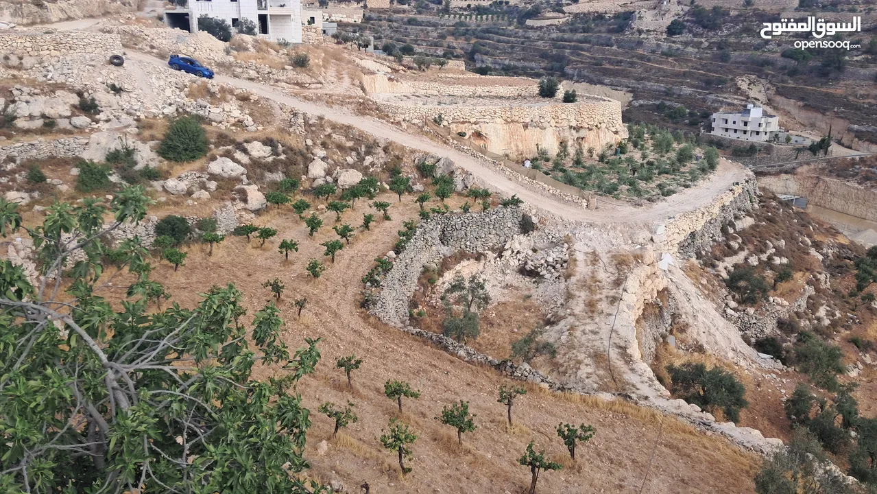 أرض في بيت كاحل مطلة على شارع واد القف