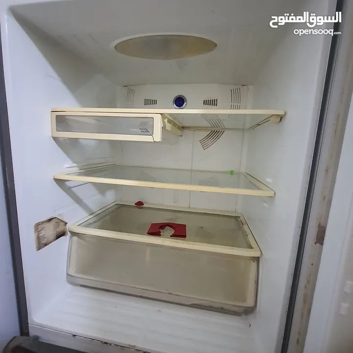 ثلاجة و مكنسه و تلفزيون للبيع