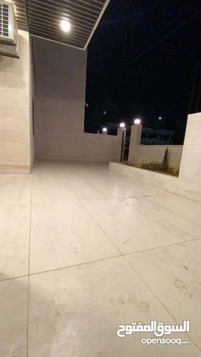 شقه مفروشه خمس نجوم طابق ارضي مع ترس بلقرب لجميع الخدمات صيداليه سوبر ماركت جيم مقهي حديقه موقع مميز