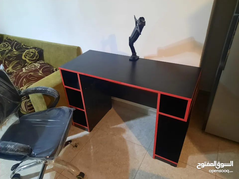 مكتب الجيمنج تناسب الجميع اطلبها الآن  من لامينيت للأثاث المكتبي توصيل وتركيب مجاني داخل عمان