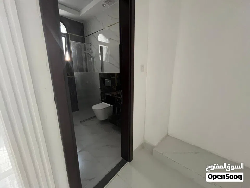 فــــيــــــــــــلا للـــــبيـــــع اول ســـــاكــــن مــــكــــونه مــن 7 غـــــرف و 10 حـــمامات