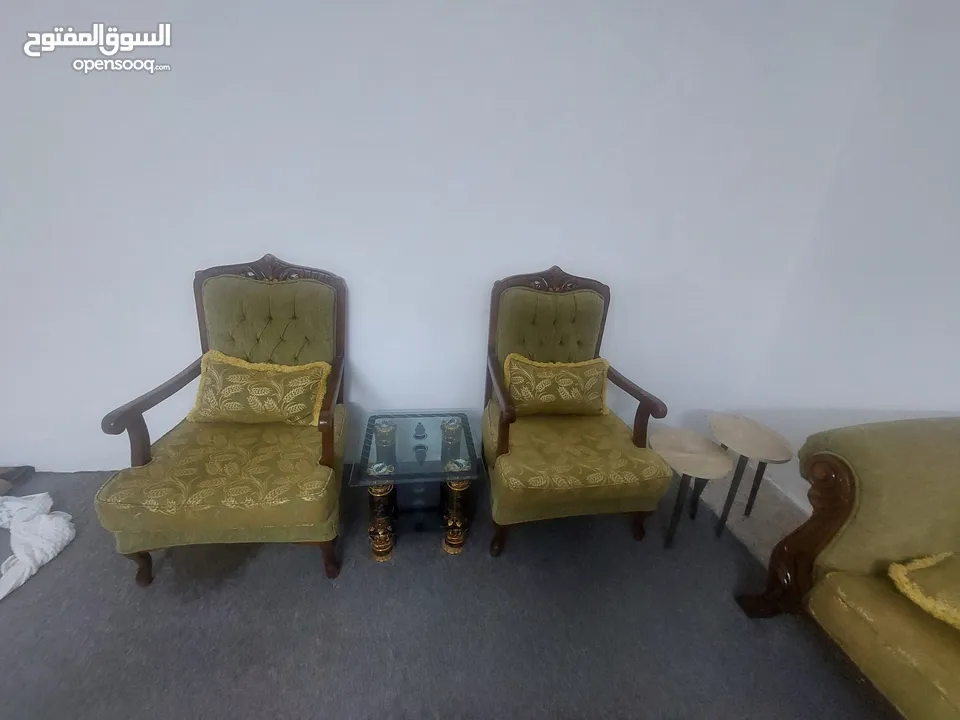 طقم كنب 7 مقاعد بحالة جيدة جدا