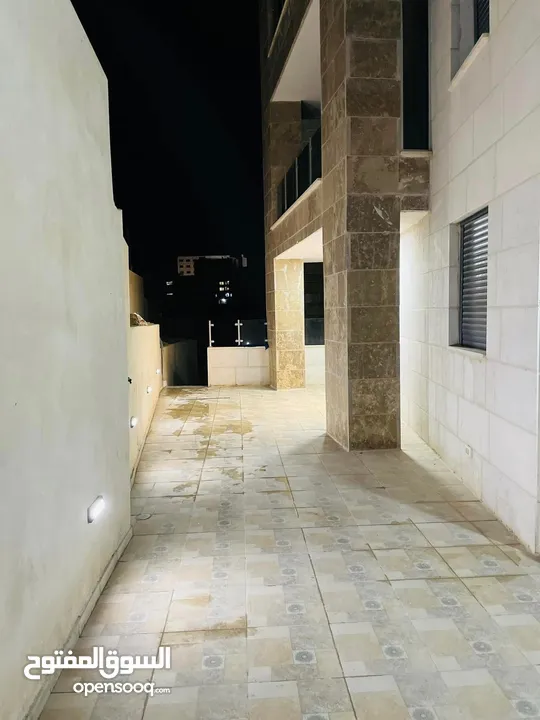الدوحة/ شقة طابق ارضي تشطيب سوبر دلوكس مع تراس خارجي في اسكان بيوت اغا