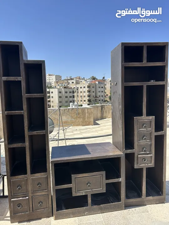 غرفة نوم خشب لاتيه بحالة جيدة جدا وخزانه تلفاز خشب لاتيه بحالة جيدة جدا  يمكن بيع كل منتج لوحده